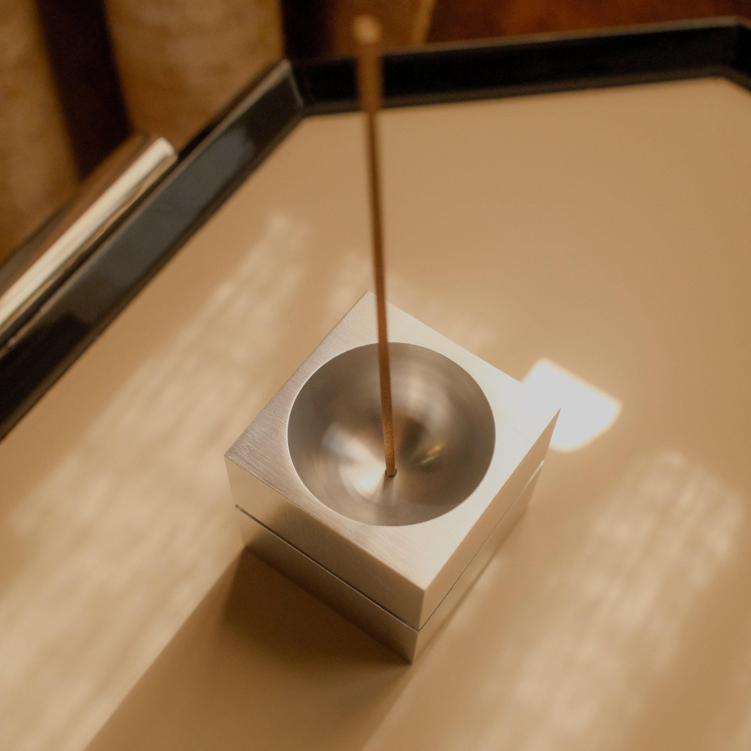 aedes räucherstäbchen- und kerzenhalter - aluminium gebürstet