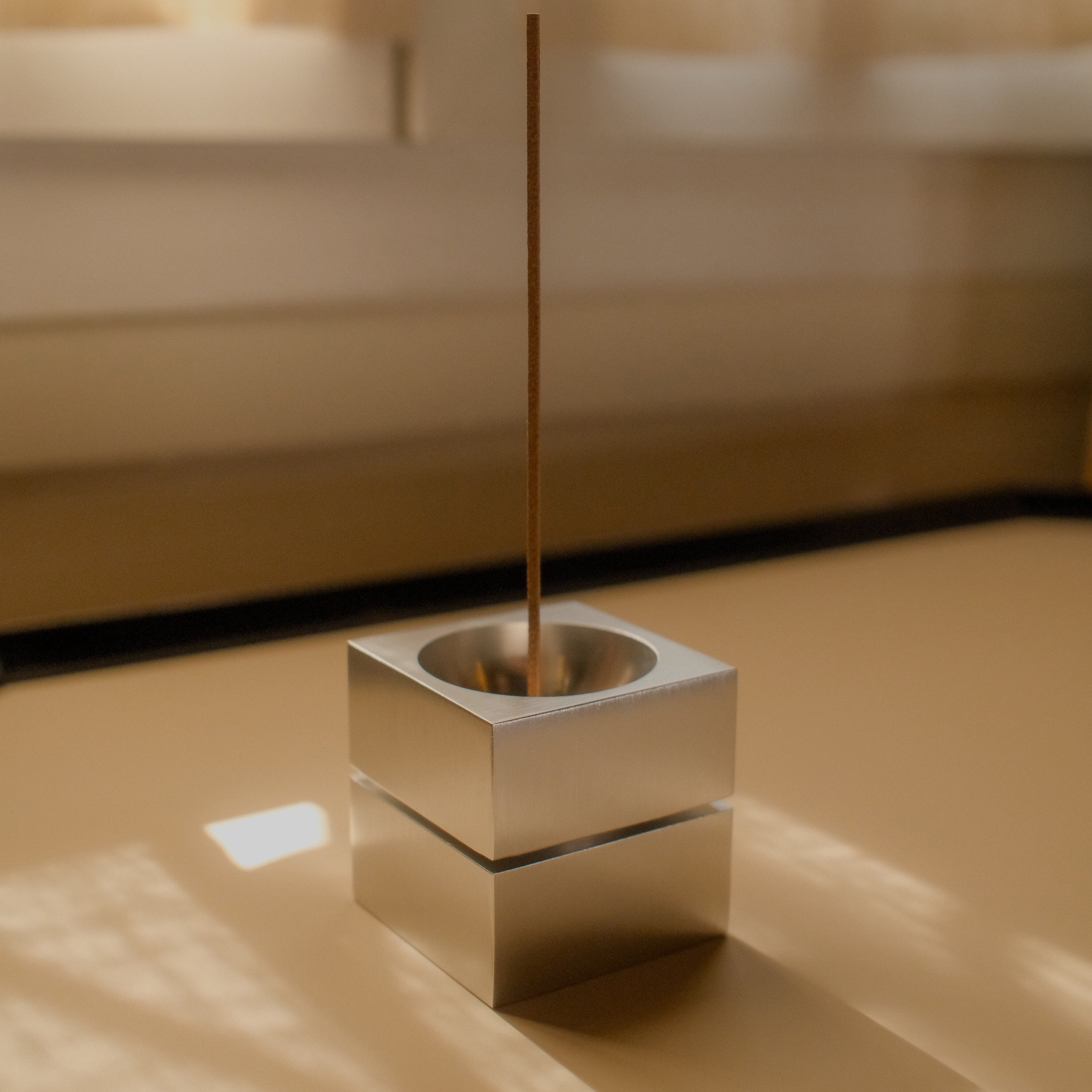 aedes räucherstäbchen- und kerzenhalter - aluminium gebürstet