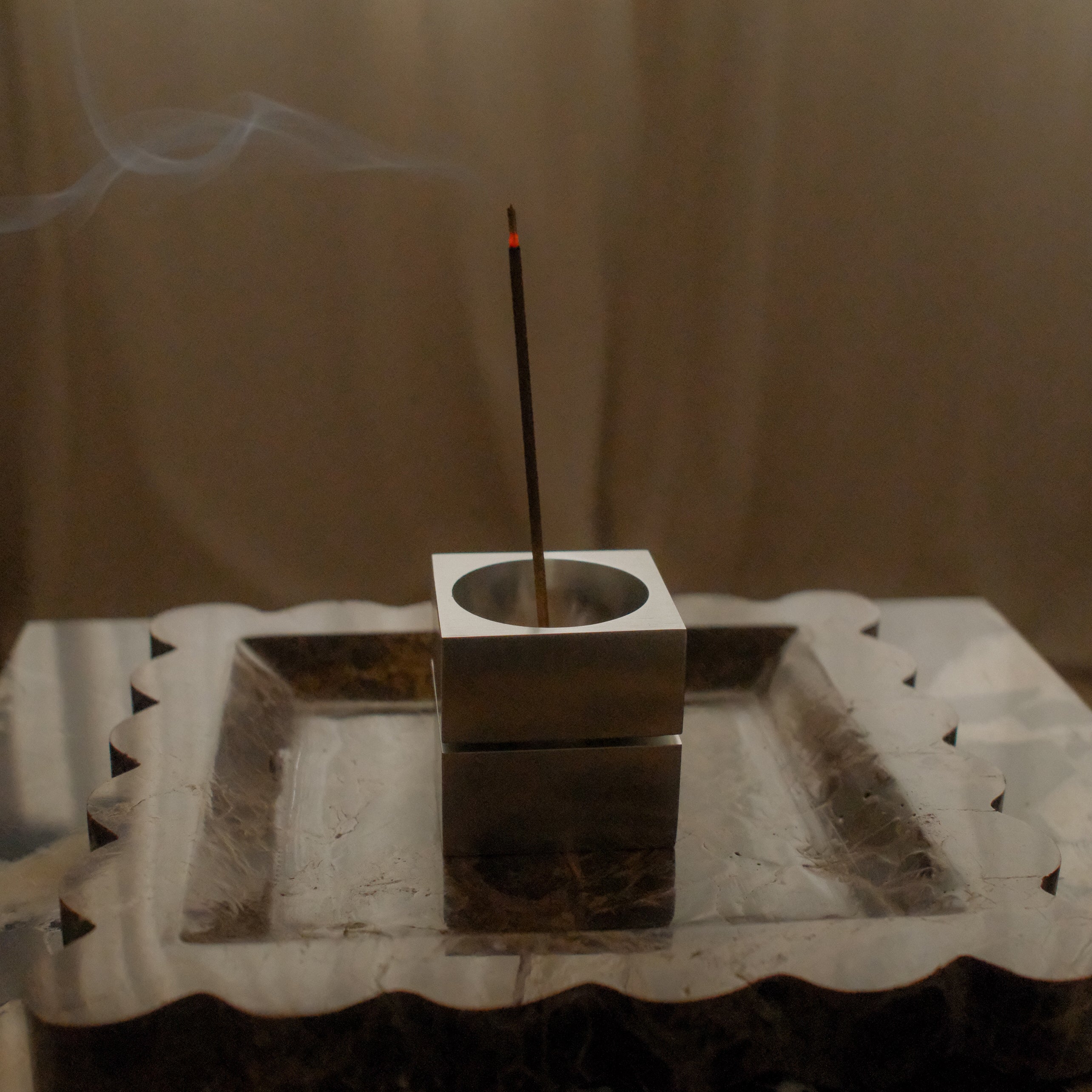 aedes räucherstäbchen- und kerzenhalter - aluminium gebürstet