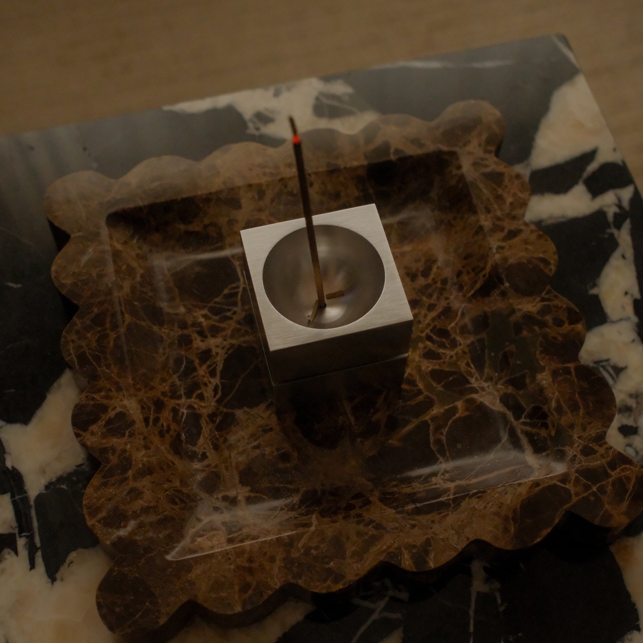 aedes räucherstäbchen- und kerzenhalter - aluminium gebürstet