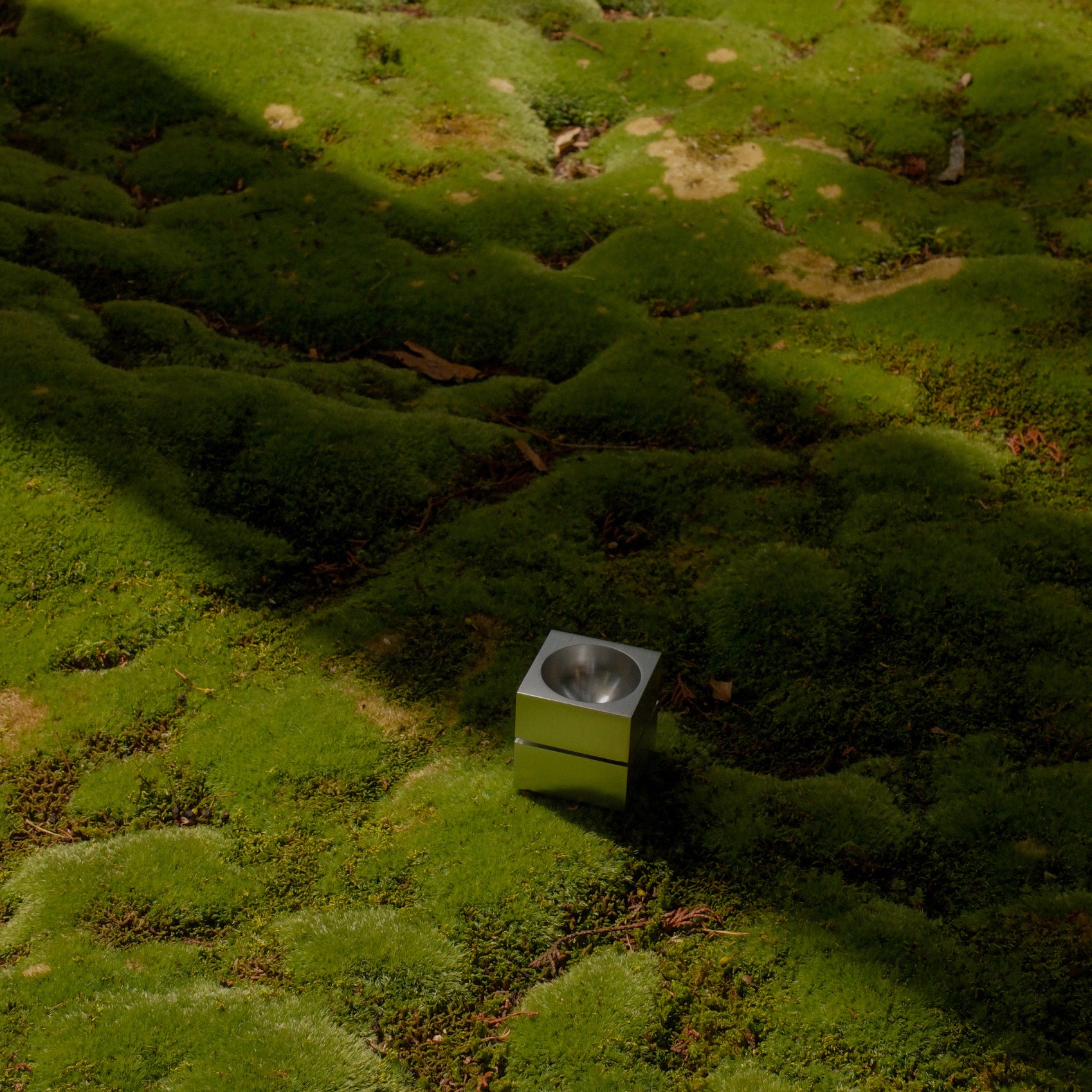 aedes räucherstäbchen- und kerzenhalter - aluminium gebürstet