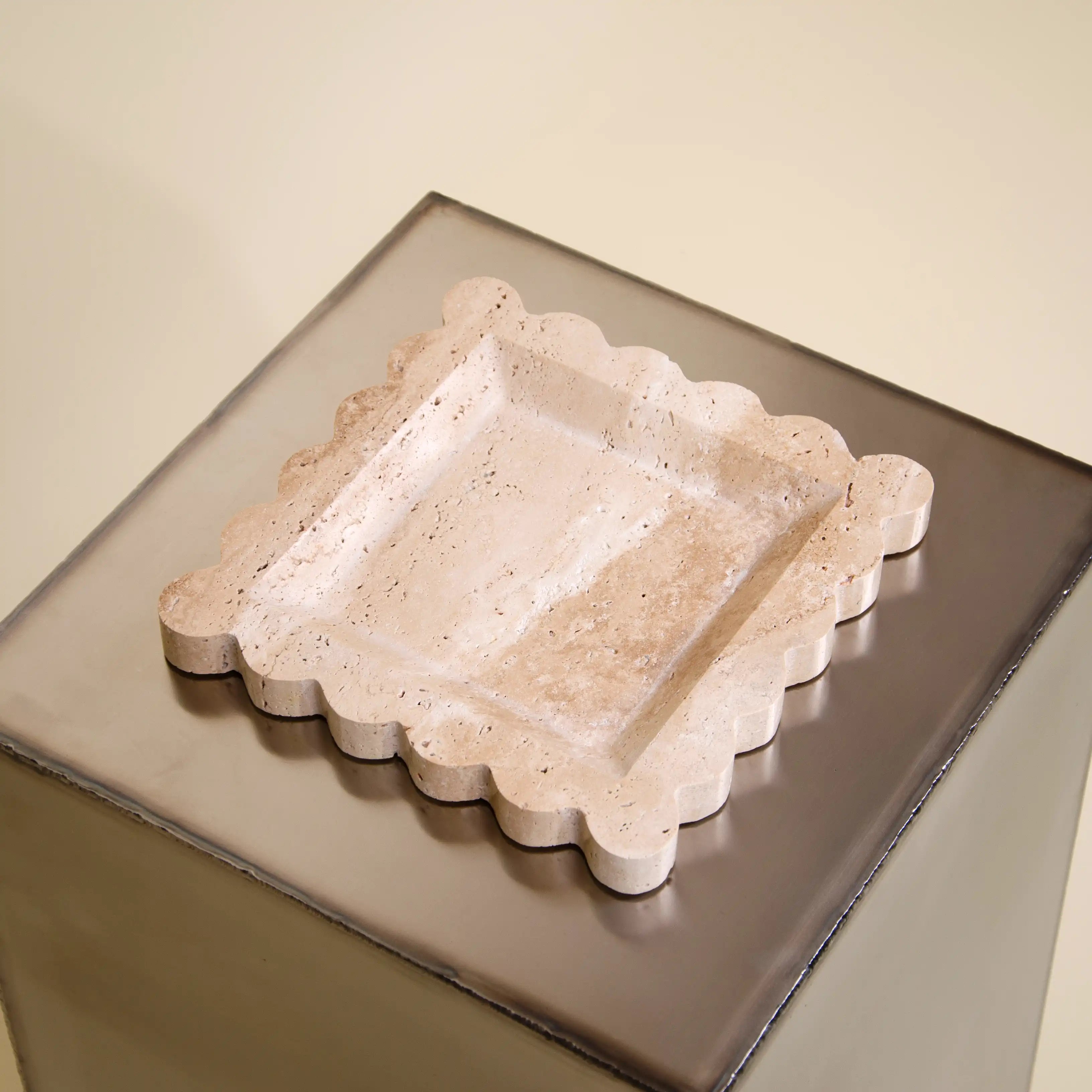fluctus tray - beige travertine