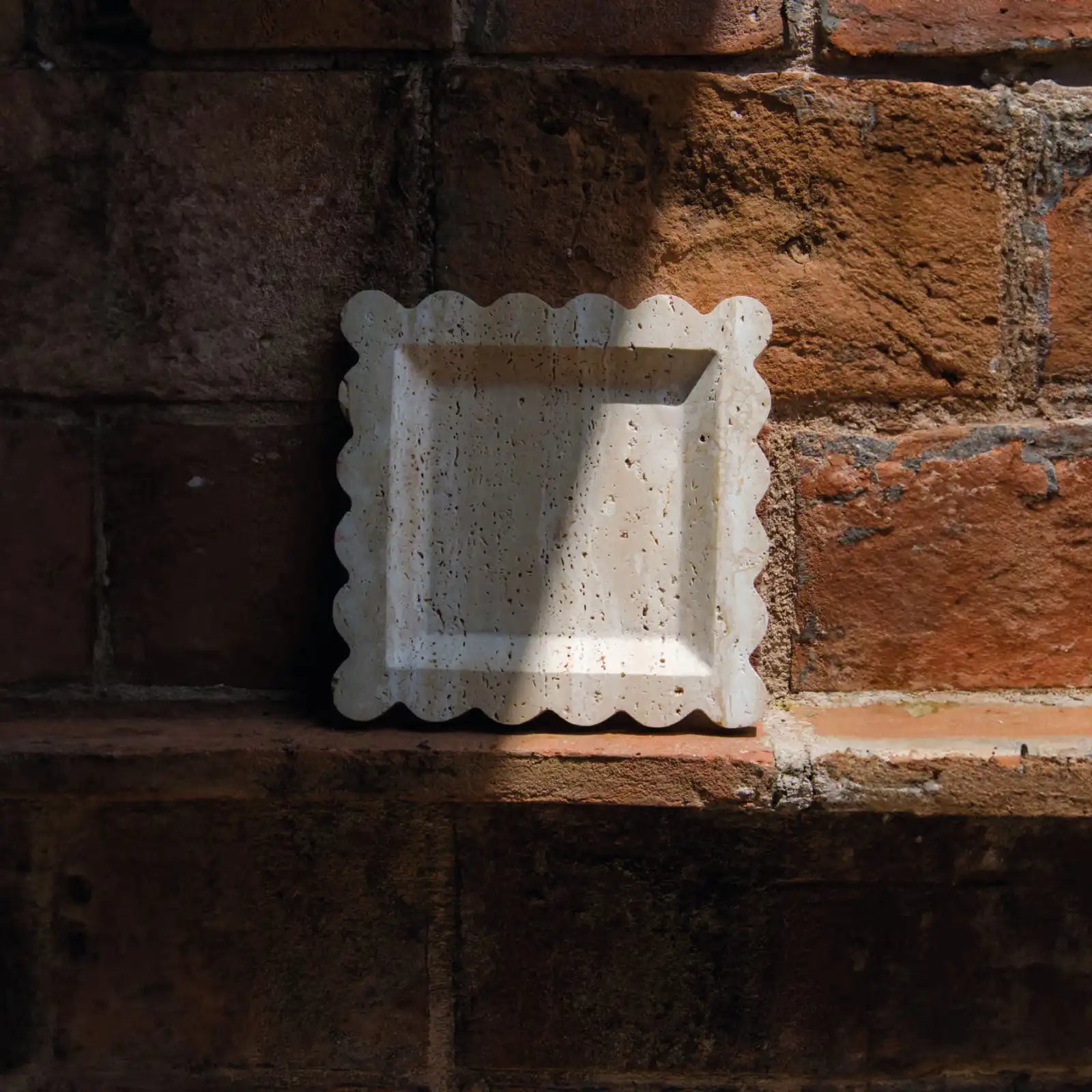 fluctus tray - beige travertine