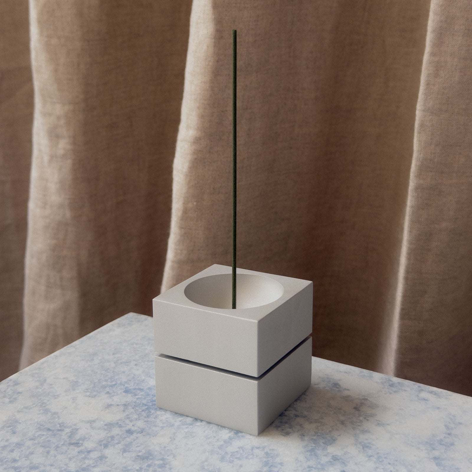 aedes räucherstäbchen- und kerzenhalter - aluminium gebürstet