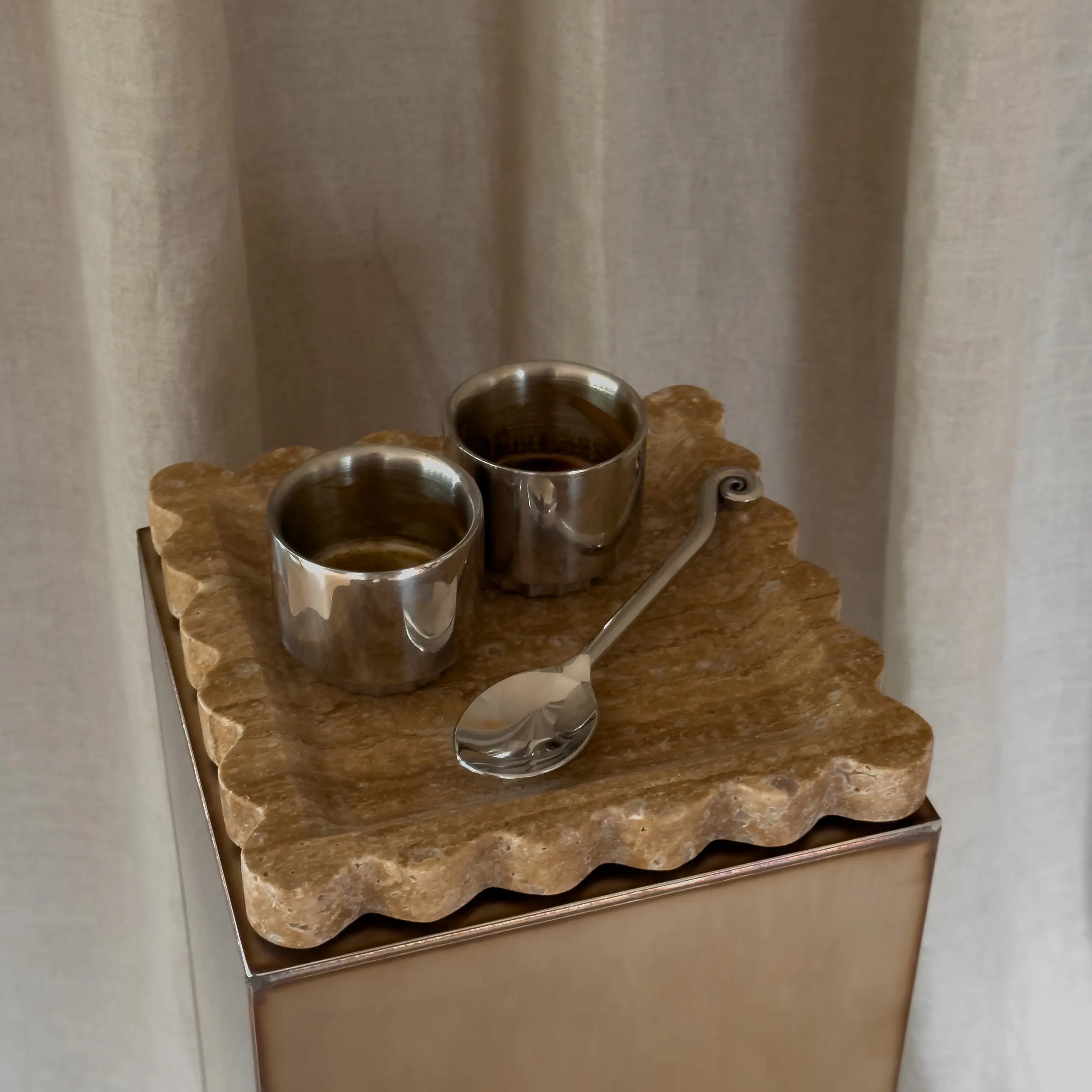 fluctus tray - noce travertine