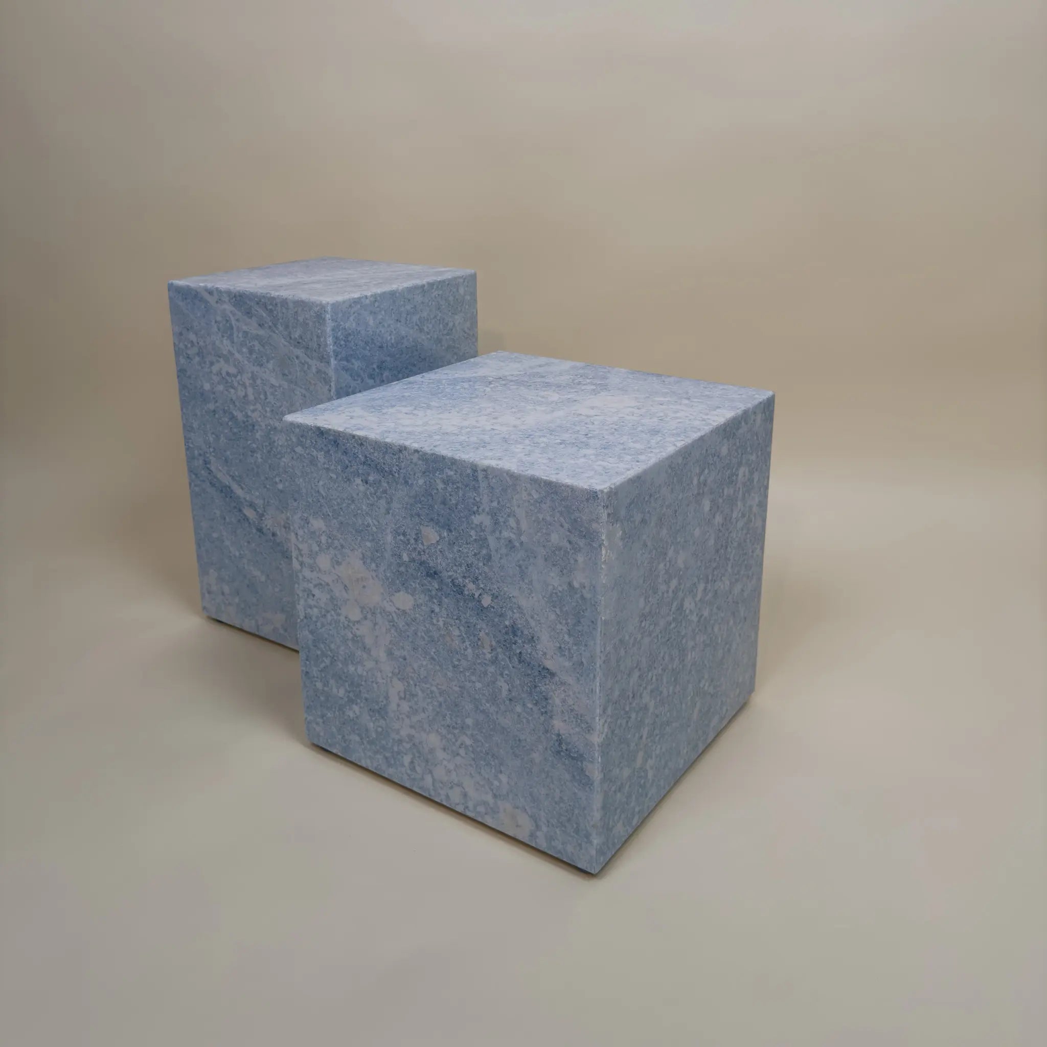 metropolis - blue crystal marmor beistelltisch plinth