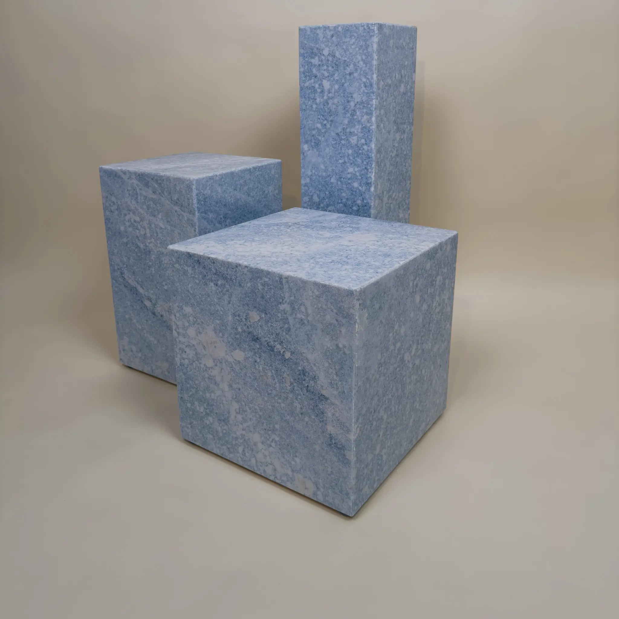 metropolis - blue crystal marmor piedestal