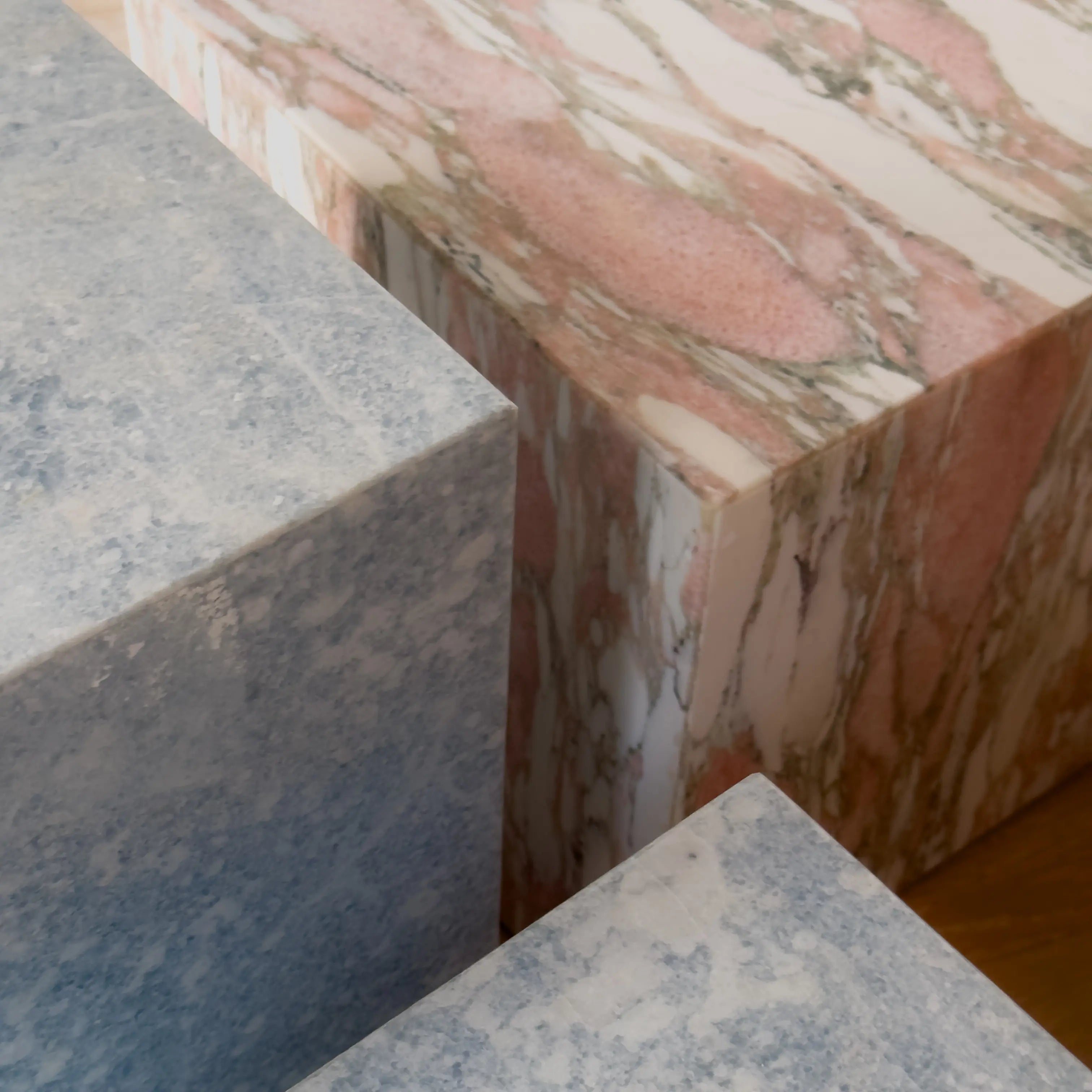 metropolis - blue crystal marmor piedestal