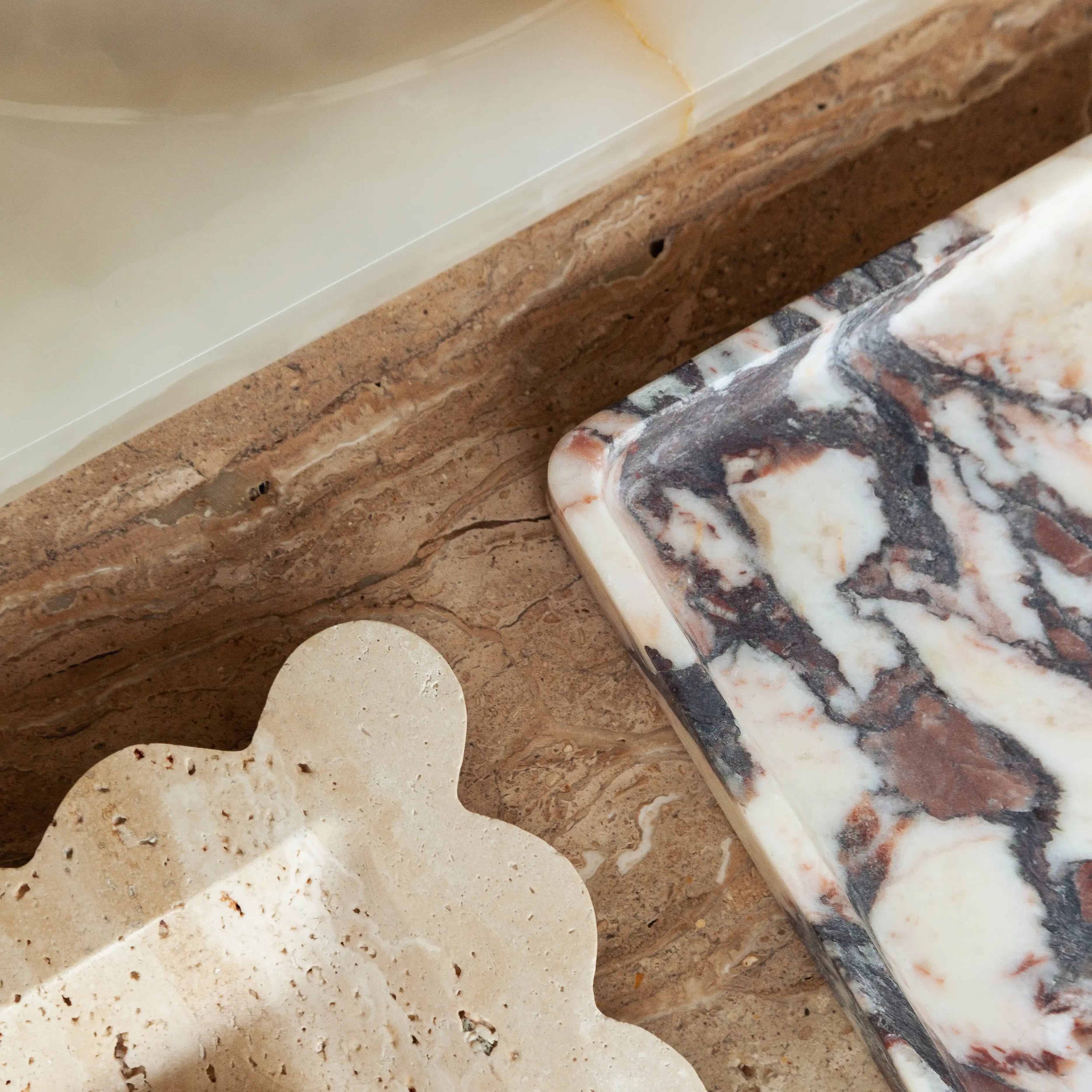 fluctus tray - beige travertine